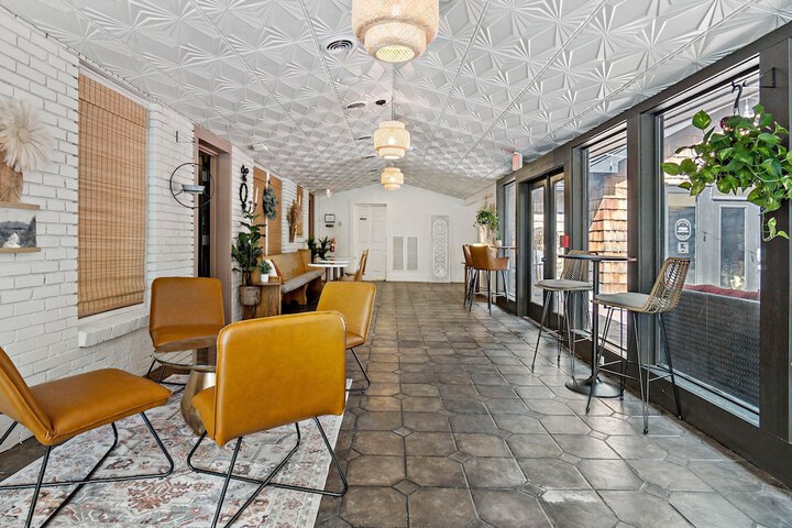 Peri Social House