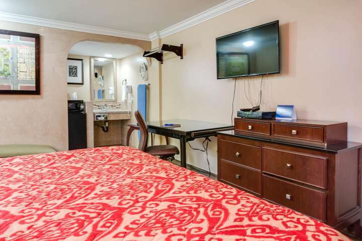 Room 5 of 82