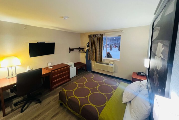 Super 8 by Wyndham Pittsburgh / Monroeville