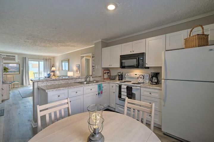 Oceanfront Topsail Beach Retreat - Steps to Shore!