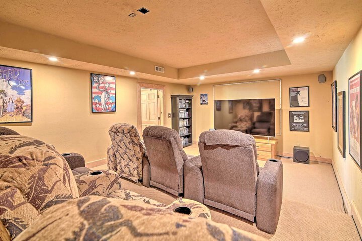 Lake Hartwell Lodge w / Dock Theater + Hot Tub!