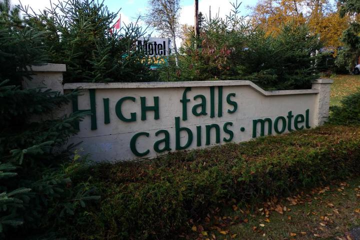 High Falls Motel & Cabins