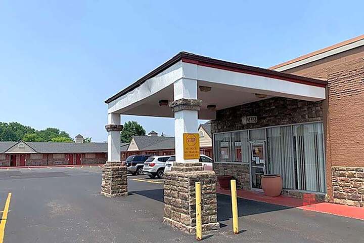 Super 8 by Wyndham Youngstown / Girard