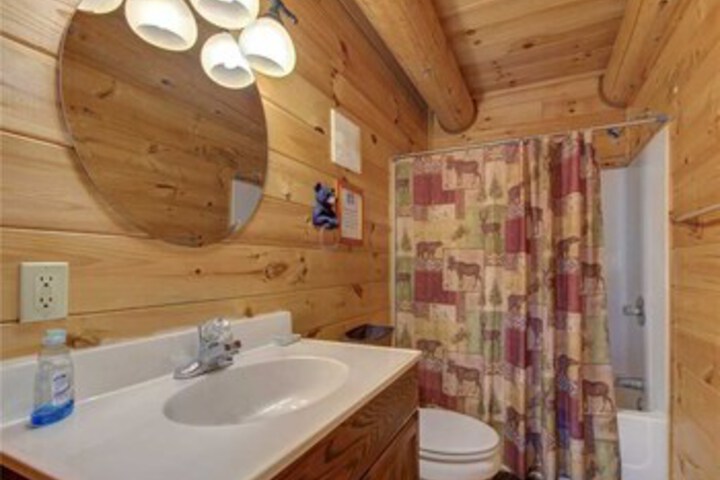 Longwalker Lodge 3 Bedrooms, Hot Tub, Game Room, Sleeps 9