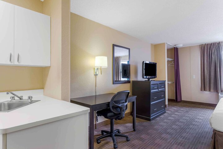 Room 17 of 28