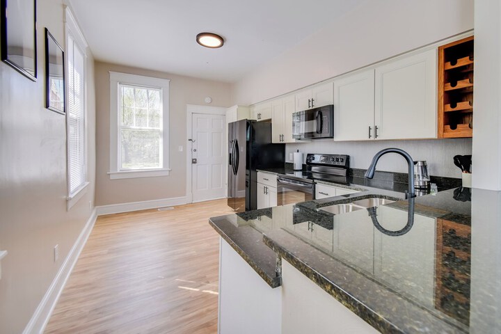 Waterfront Portsmouth Apt: 1 / 2 Mi to Dtwn & Ferry