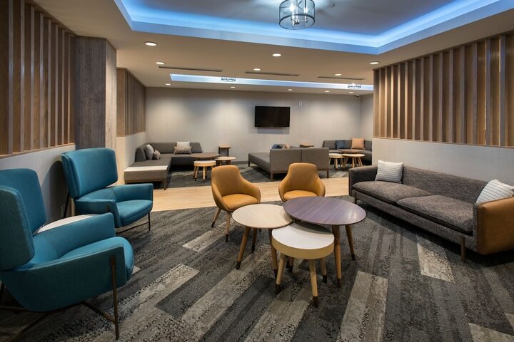Lounge 22 of 24