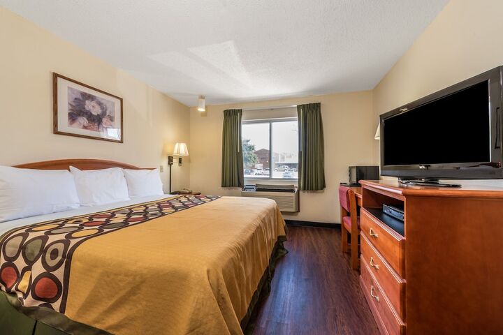 Room 9 of 16