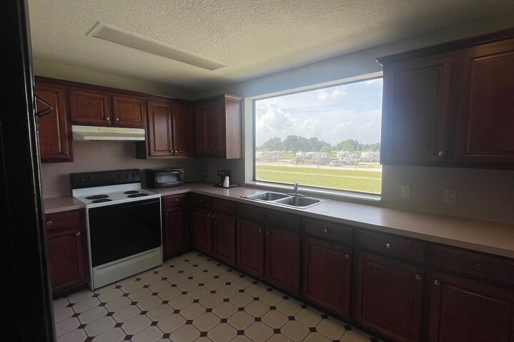 Days Inn & Suites by Wyndham Winnie