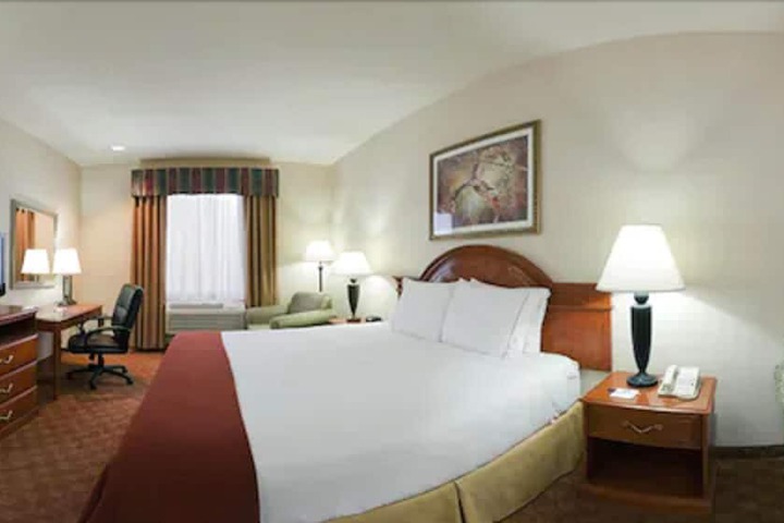 Holiday Inn Express & Suites by IHG