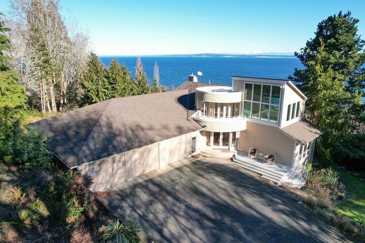 Unique Port Ludlow Home w / 3 Decks & Hot Tub!