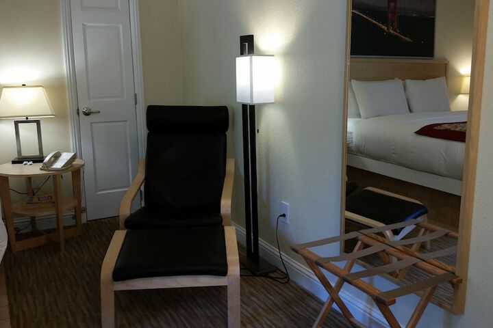Room 6 of 14