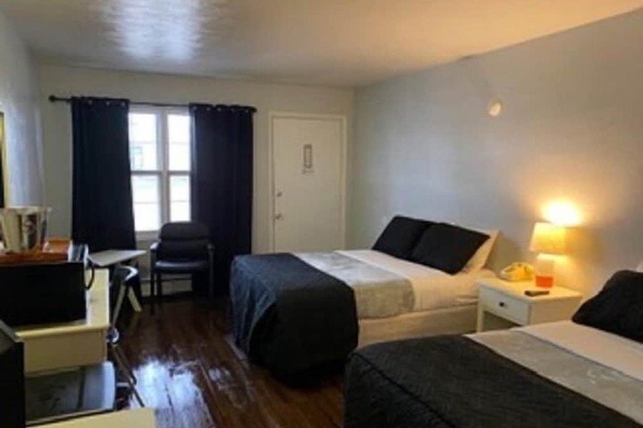 Room 13 of 18