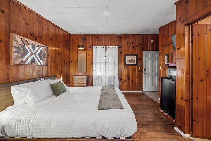CedarWood Inn