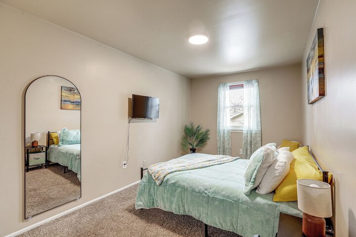 Charming Willow Grove Home w / Patio + Fire Pit!
