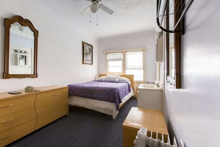 Room 33 of 40