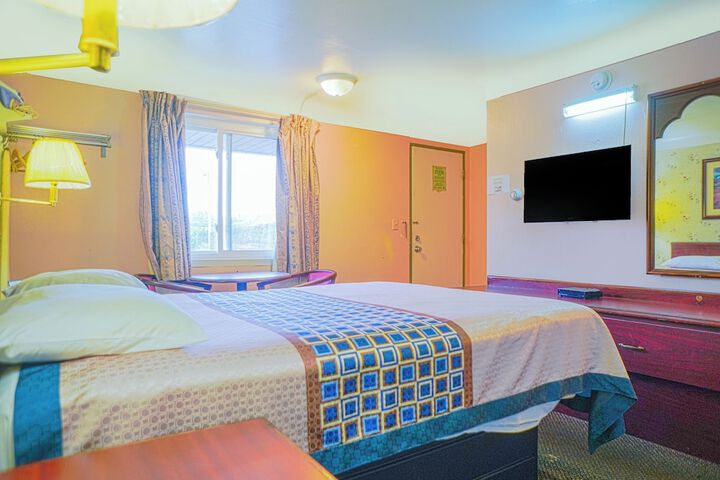 Room 10 of 27