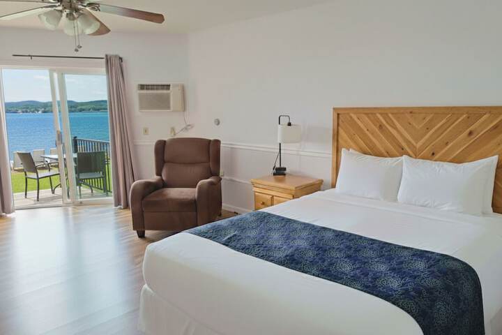 Pointes North Beachfront Hotel – 2 Person Spa Tub Studios