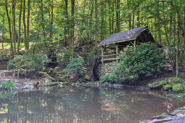 Mountain Air Condo w / Deck & Views Pets Welcome!