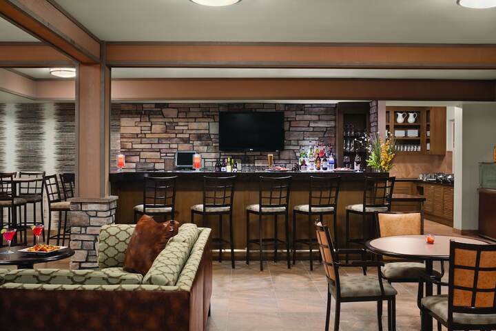 Lounge 23 of 29