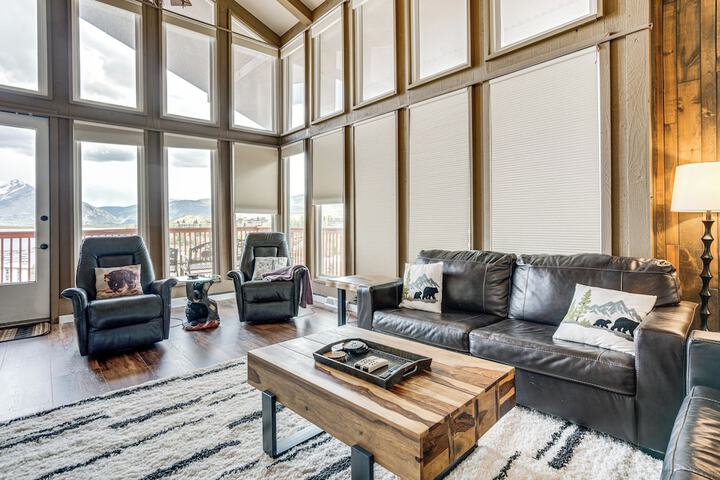 Hot Tub Relaxation: Luxe Summit Gem w / Mtn Views