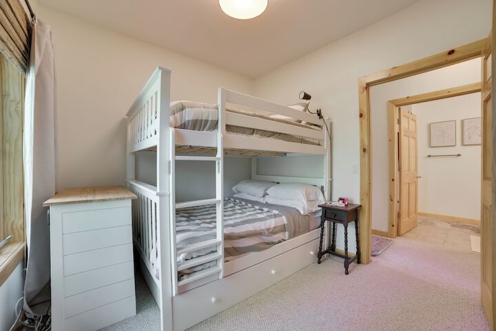 Modern Bellaire Condo: Pool Access Near Skiing!