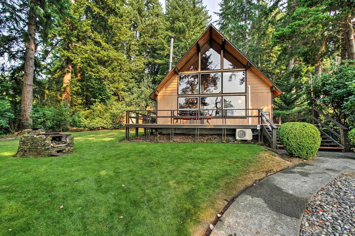 Waterfront Cabin w / Fire Pit in Gig Harbor!