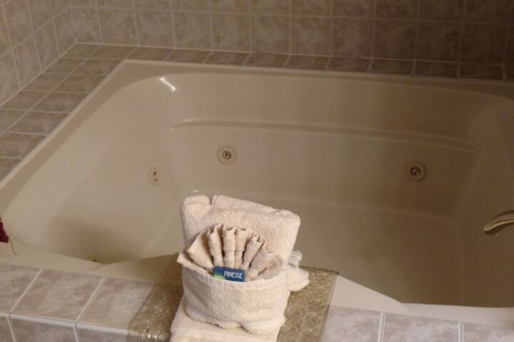 Hot Tub 28 of 33