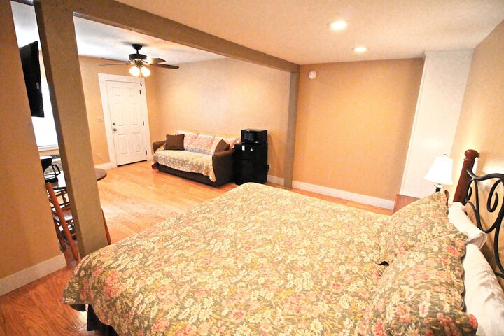 Peach Tree Inn & Suites