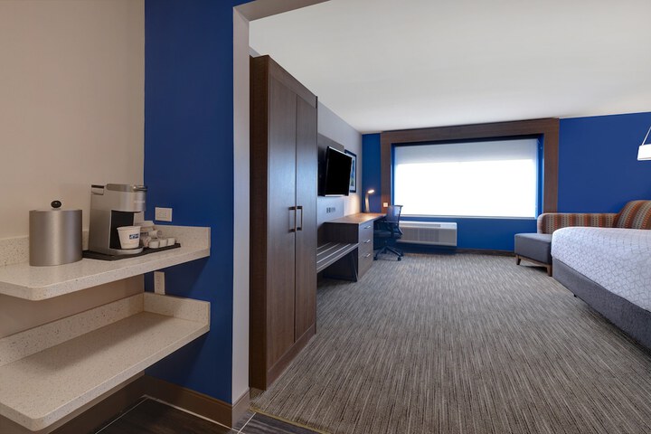 Holiday Inn Express & Suites Detroit Dearborn by IHG