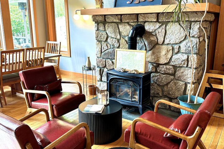 Lounge 41 of 57