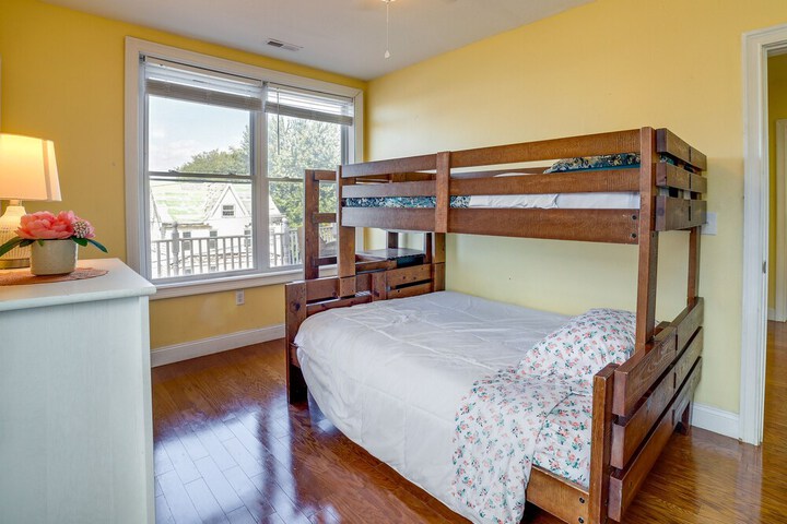 Inviting Connellsville Getaway w / Deck!
