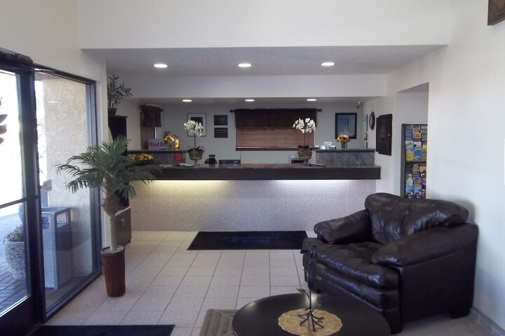 Ocairns Inn & Suites