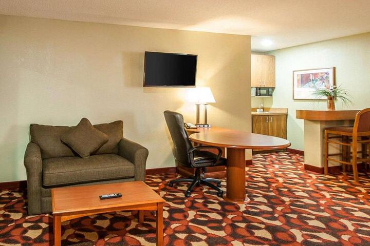 Quality Inn & Suites Kansas City I-435n Near Sports Complex