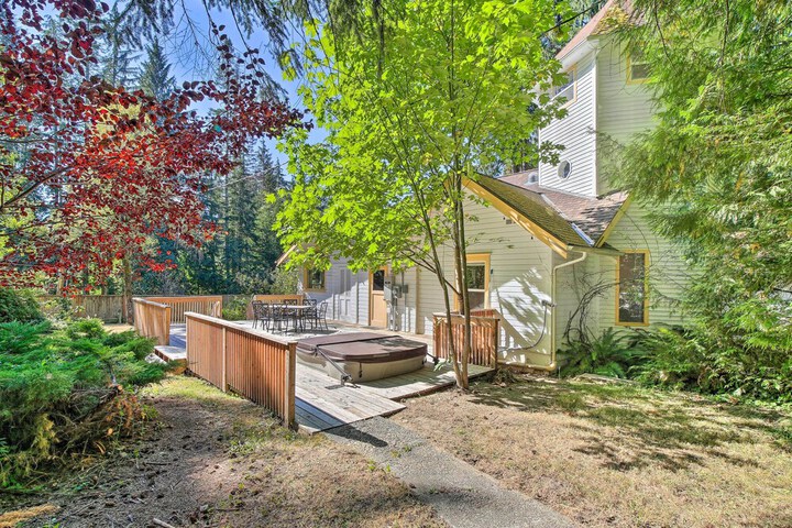 Cozy black Bear Retreat by Mount Rainier!