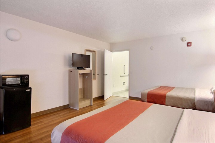 Motel 6 Middleburg Heights OH - Cleveland