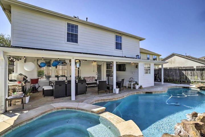 Luxe Home 30 Miles to Houston w / Pool & Grill