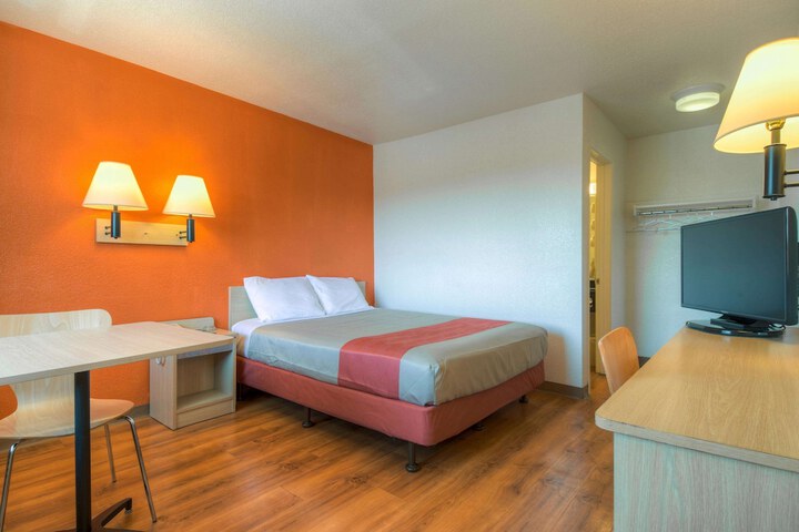 Room 11 of 25