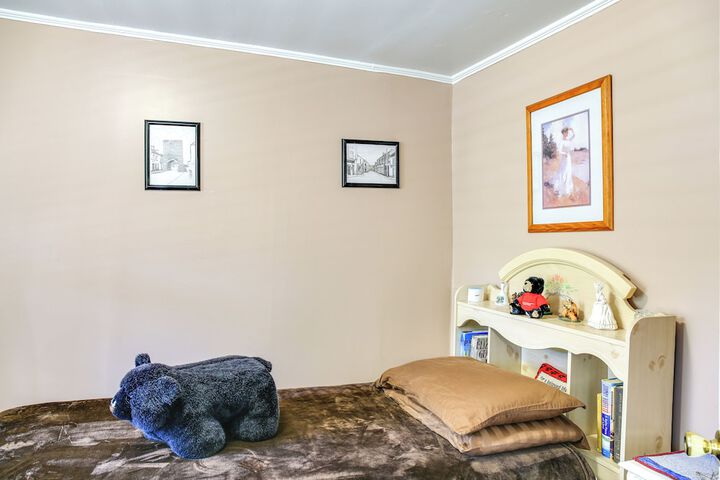 Hunter Home w / Fire Pit & Yard: on Main Street!