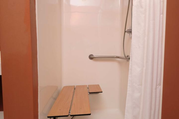 Room 35 of 185