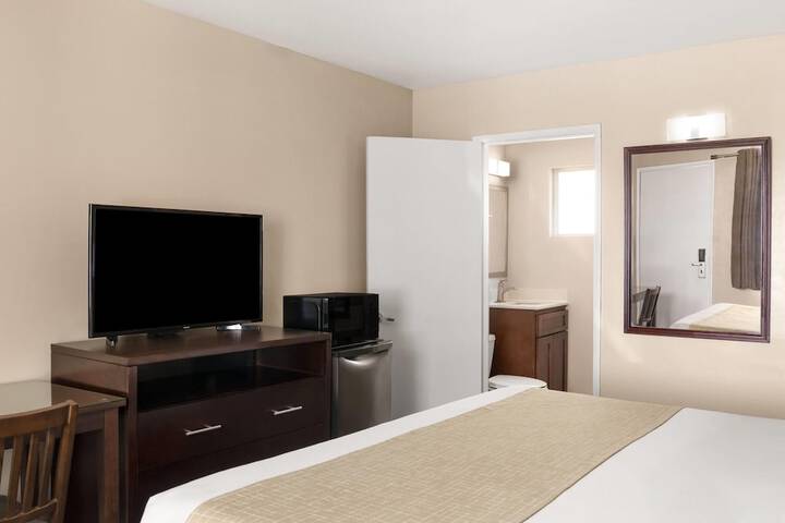 Travelodge by Wyndham Everett City Center