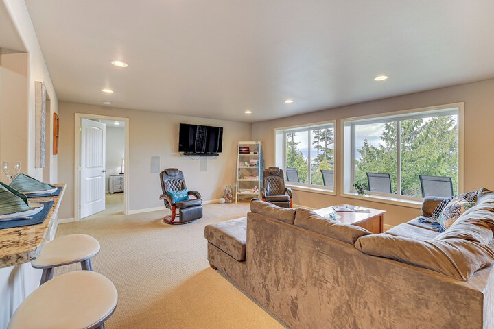 Fish & Hike: Apartment w / Pool Table in Ketchikan!