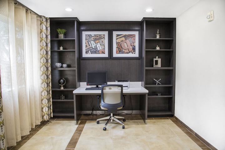 Business Center 37 of 40