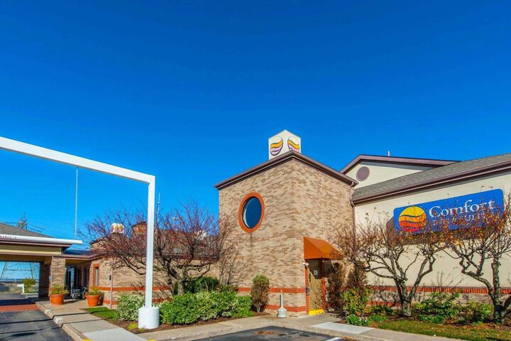 Comfort Inn & Suites Erie - Splash Lagoon Indoor Waterpark
