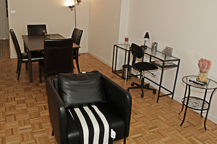 Room 4 of 9