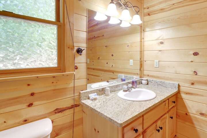 Private Ellijay Cabin w / Hot Tub & Amenities!