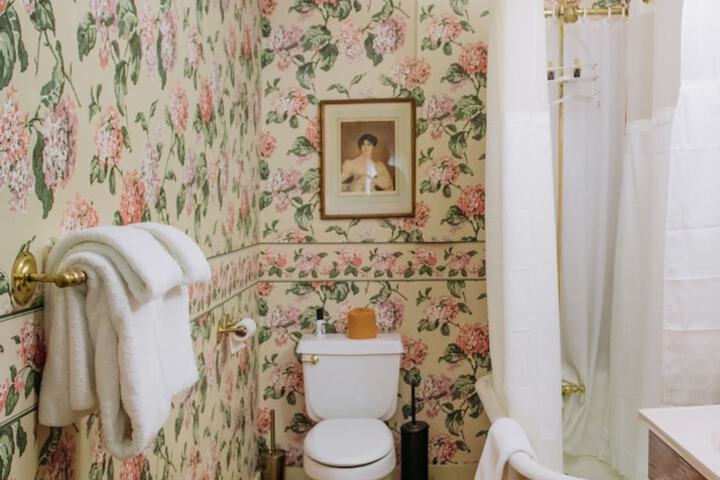 Room 27 of 87
