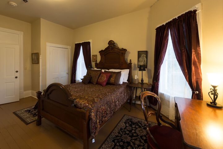 Room 10 of 32