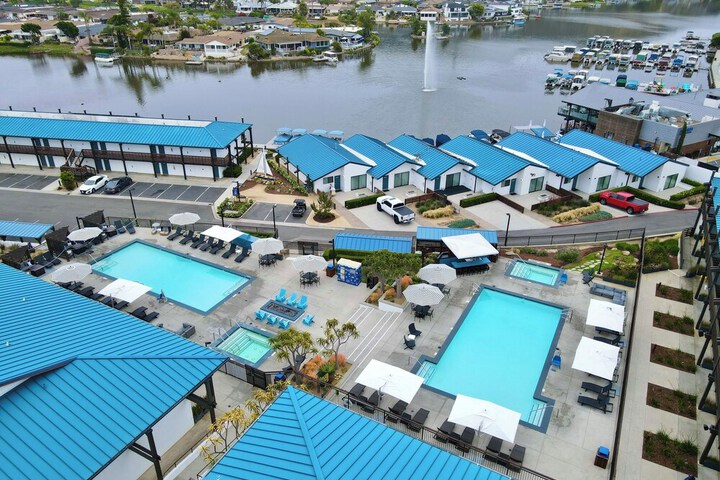 Lakehouse Resort
