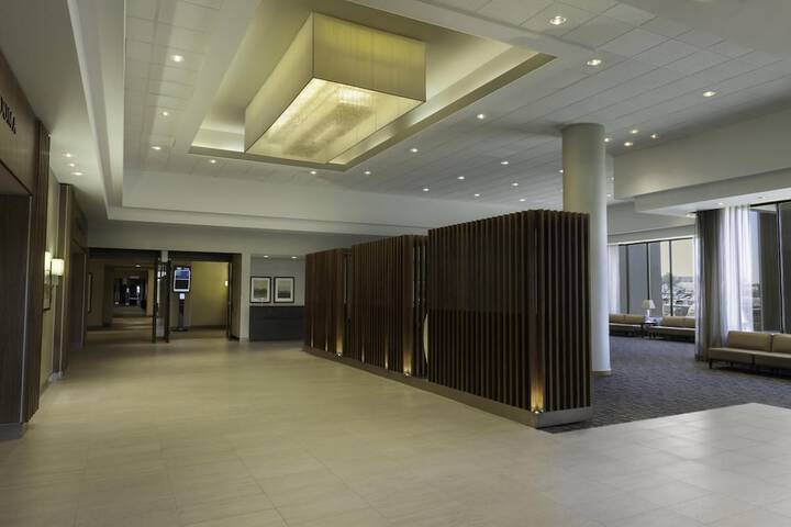Hilton Toronto Airport Hotel & Suites